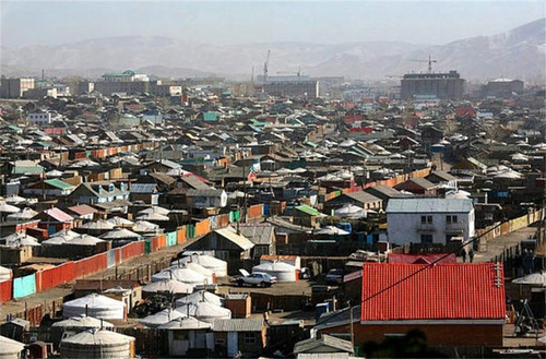 САР ШИНЭЭР ХАШААНЫ ХААЛГАА НЭЭХИЙГ УРИАЛЖ БАЙНА